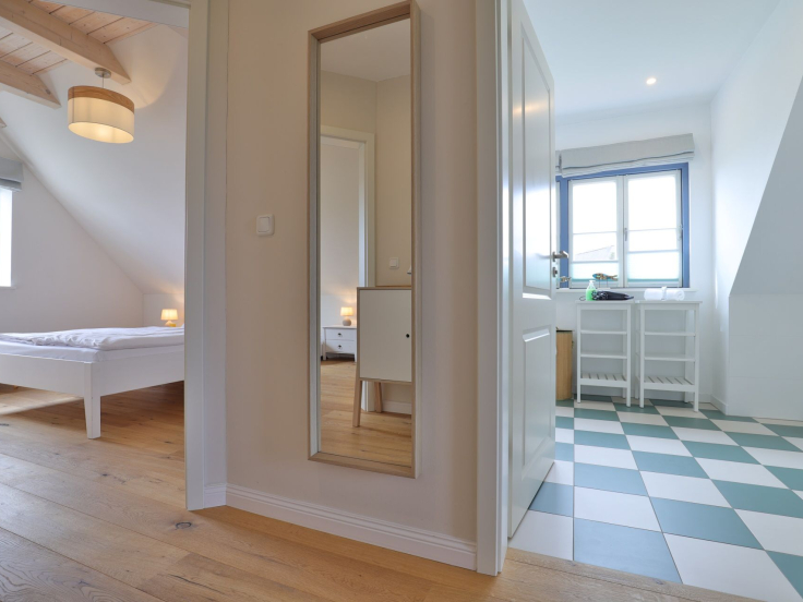 Lillesand - Blick auf ein Schlafzimmer und das Bad im Obergeschoss