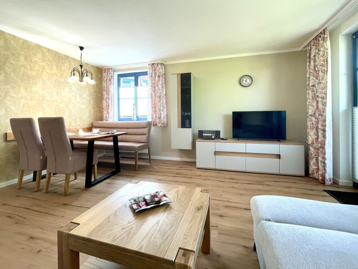 Papillon 7/1 - Blick vom Sofa auf den Essbereich und TV