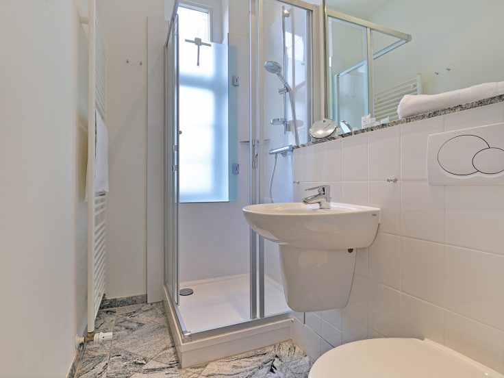 Villa Höger Whg.4 - Blick in das Tageslichtbad mit Dusche