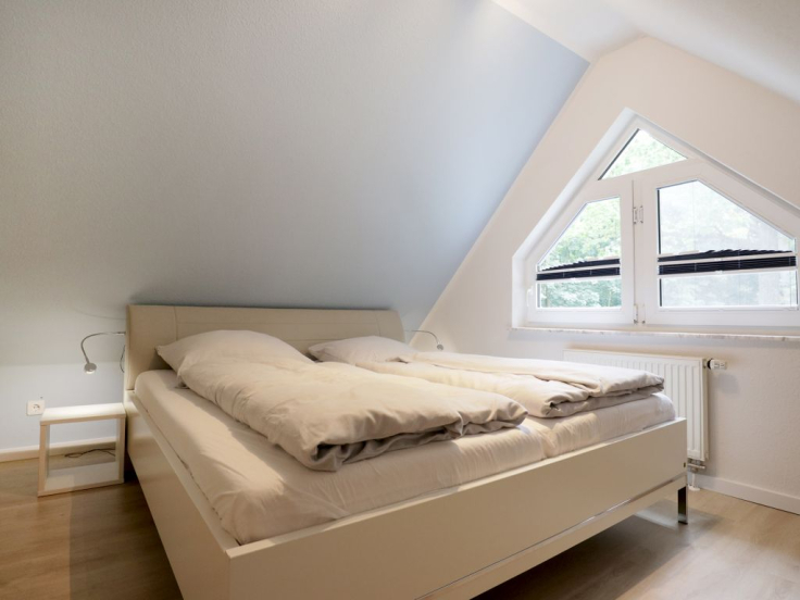 Blick in das Schlafzimmer im Spitzboden mit einem Doppelbett