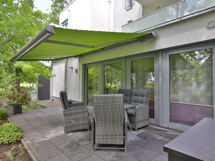 Gezeiten App. 2 Meeresrauschen - Blick auf die große Terrasse mit Markise