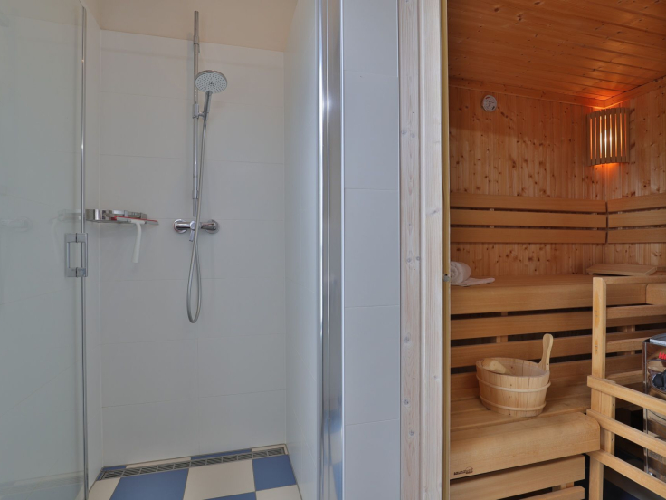 Lillesand - Blick in das Tageslichtbad im Erdgeschoss mit Sauna