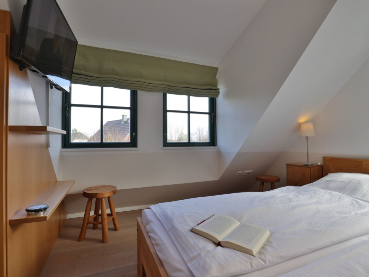 Traveblick - Blick in das Schlafzimmer mit einem Doppelbett