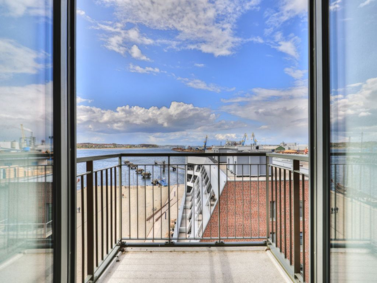 Blick auf den Balkon und den Hafen