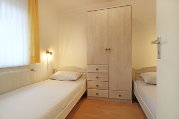 Urlauberdorf 31a - Blick in das Schlafzimmer im EG