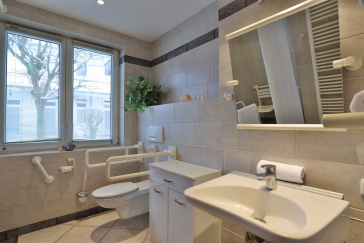 Waterkant 24 - Blick in das Tageslichtbad mit Dusche