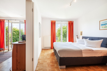 Seeschwalbe Whg.03 - Blick in das Schlafzimmer mit Boxspringbett
