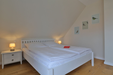 Lillesand - Blick in ein Schlafzimmer mit einem Doppelbett im Obergeschoss