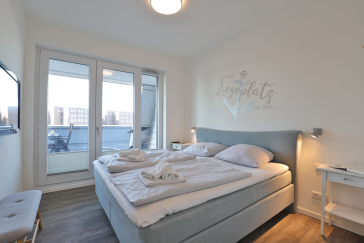 Hafenspitze App. 09 - Blick in das Schlafzimmer mit Logiazugang