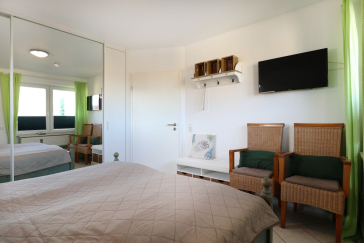 Goosbrink Whg. 30 - Blick in das Schlafzimmer mit einem Doppelbett
