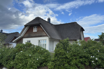 Möwennest - Blick auf das wunderschöne Ferienhaus unter Reet