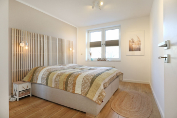 Sünnslag Whg. Sü4/108 - Blick in das Schlafzimmer mit großem Kleiderschrank