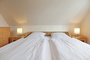 Drews - Blick in das Schlafzimmer mit Doppelbett und Kleiderschrank