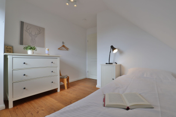 Ruhe-Insel Ferienhaus - Blick in das Schlafzimmer mit einem Einzelbett im OG