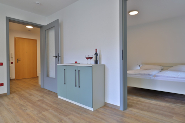 Waldfrieden Whg. 5 - Blick vom Wohnbereich auf den Flur und das Schlafzimmer