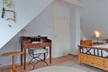 Sternschnuppe - Blick in das große Schlafzimmer mit Balkon