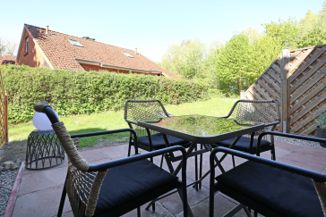 Urlauberdorf 43c - Blick auf die Terrasse hinter dem Haus