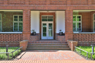 Villa Höger - Blick auf den Eingang der Villa von der Mittelpromenade