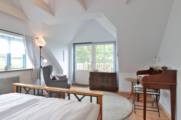 Sternschnuppe - Blick in das große Schlafzimmer mit Balkon