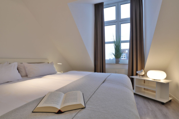 Sünnslag App.13/59 - Blick in das Schlafzimmer mit einem Doppelbett