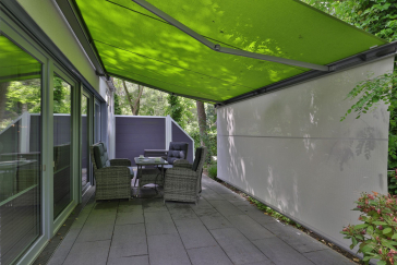 Gezeiten App. 2 Meeresrauschen - Blick auf die große Terrasse mit Markise
