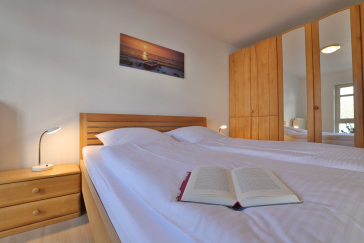 Haus am Meer, Whg.2 - Blick in das Schlafzimmer mit einem Doppelbett
