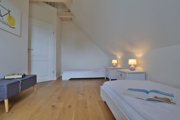 Lillesand - Blick in das Schlafzimmer im Obergeschoss mit 2 Einzelbetten