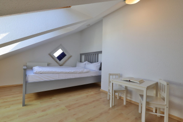 Godewind Whg.22 - Blick in das Schlafzimmer mit einem Doppelbett (Dachschräge)