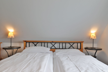 Sternschnuppe - Blick in das große Schlafzimmer mit Balkon