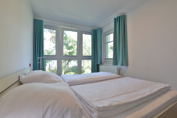 Waldfrieden Whg.7 - Blick in das Schlafzimmer mit einem großen Doppelbett