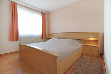 Hansehaus Whg.1 - Blick in das Schlafzimmer mit einem Doppelbett