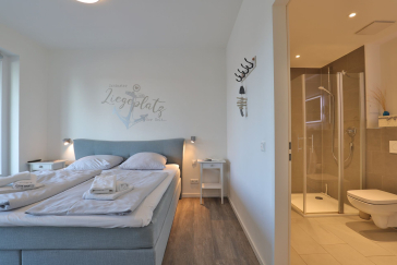 Hafenspitze App. 09 - Blick in das Schlafzimmer mit Badezimmer