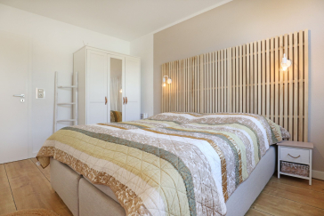 Sünnslag Whg. Sü4/108 - Blick in das Schlafzimmer mit großem Kleiderschrank