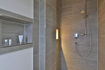 Ohlerich Speicher App.47 - Blick in das Tageslichtbad mit Dusche