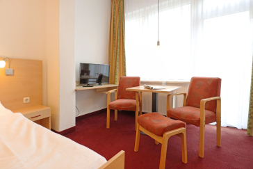 Strandflieder Zimmer 103 - Blick auf den offenen Schlaf-/ Wohnbereich