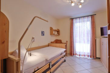 Waterkant 24 - Blick in das kleine Schlafzimmer mit elektr. verstellbarem Bett