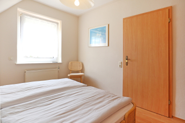 Drews - Blick in das Schlafzimmer mit Doppelbett und Kleiderschrank