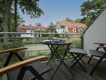 Balkon mit 2 Stühlen und einem Tisch