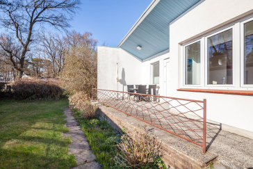 Mariannenweg 7 - Blick auf den Bungalow und die Terrasse