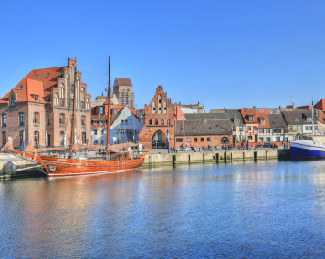 Wismar von der Kaikante aus. Im Hintergrund Boote und Speicherhäuser.