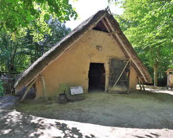 Eine der Hütten im Steinzeitdorf in Kussow - Aussenansicht