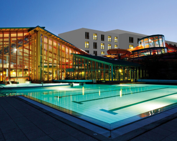 Wonnemar Resort in Wismar - eine Aussenansicht mit Outdoorschwimmbecken