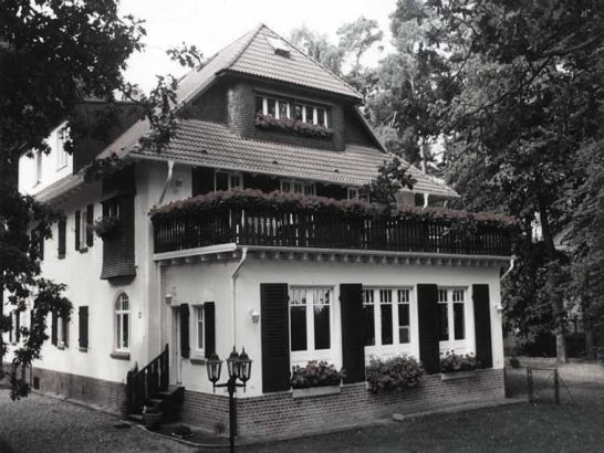 historisches Haus im Stil der Bäderarchitektur im Küstenwald in Boltenhagen