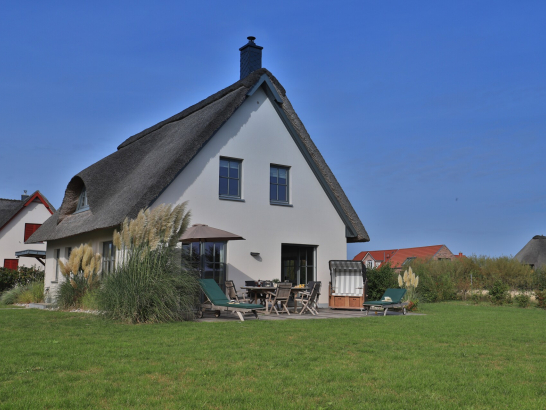 Weisses Reethaus mit Terrasse und Garten