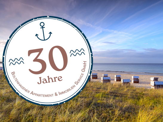 Stempel 30 Jahre auf einem Strandmotiv mit Strandkörbern.