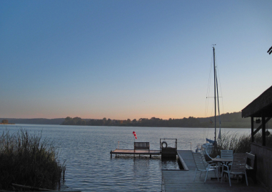 Neuklostersee in der Abenddämmerung mit Steg